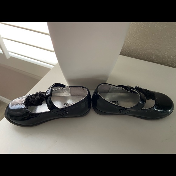 Black toddler shoes size 7 with flowers - Picture 2 of 5